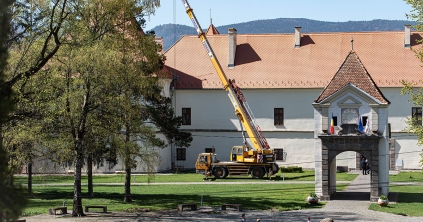 Ipari alpinisták dolgoztak és méretes darus autó parkolt a Mikó-vár mellett